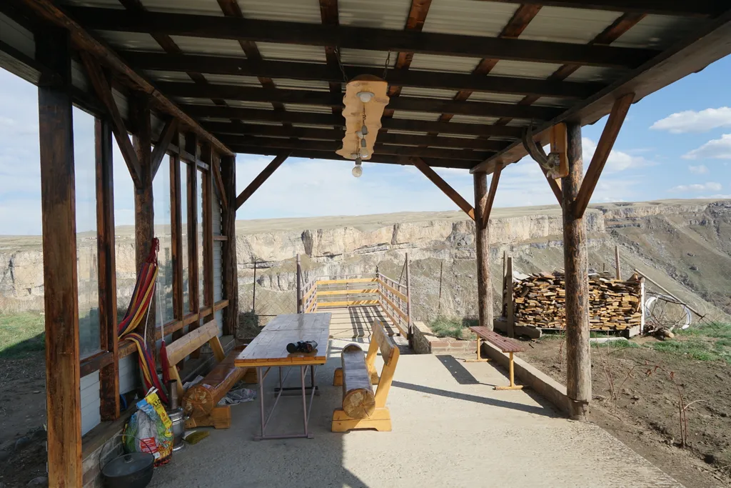 Домик на краю обрыва