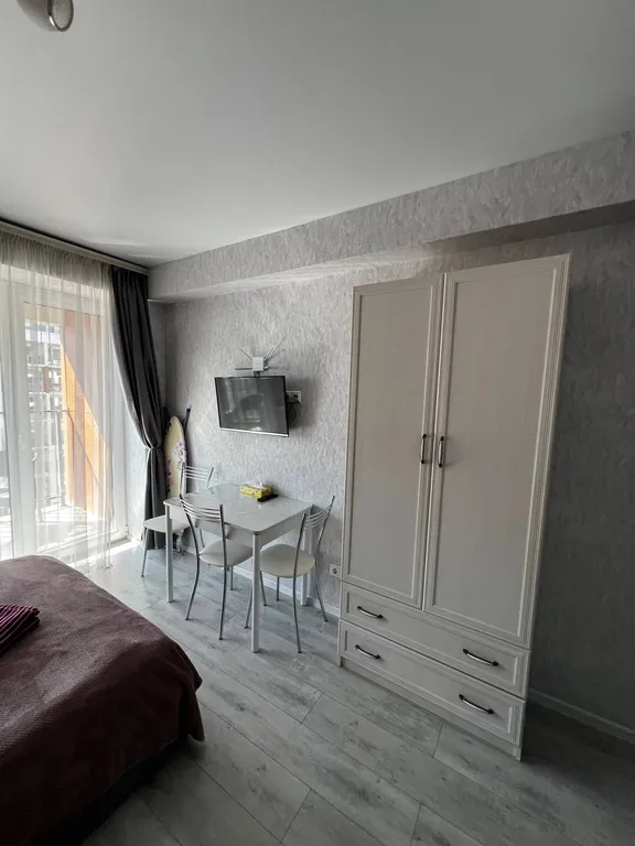 Студия с балконом, видом на море и на бассейн