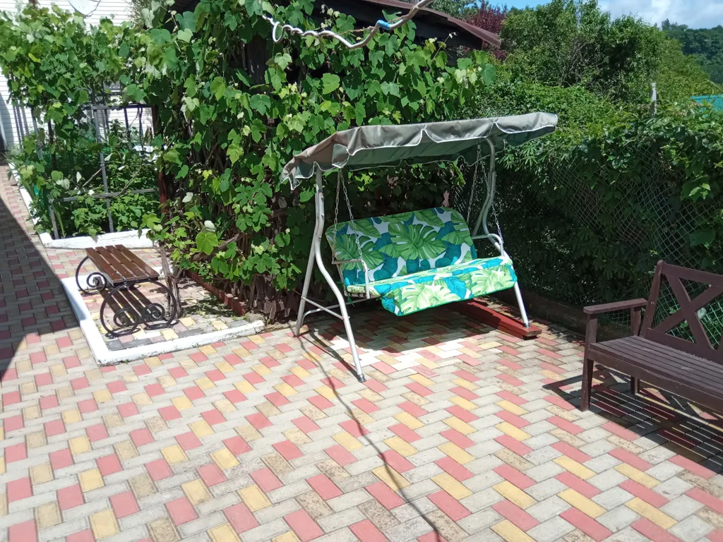 Домик с беседкой у моря