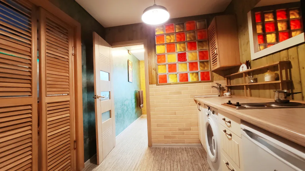 Квартира с большой кроватью и душевой кабиной