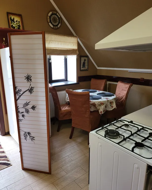 Шикарный трехкомнатный апартамент с кухней и балконом