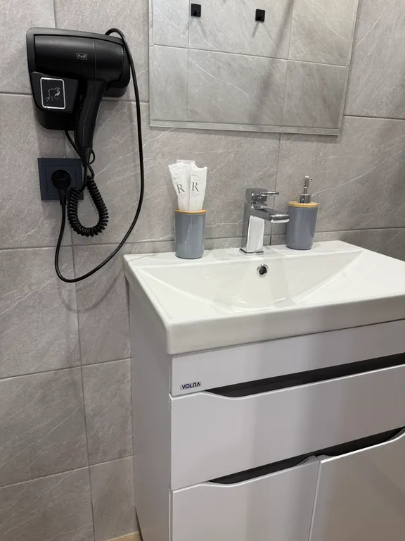 Уютный домик у реки для семейного отдыха