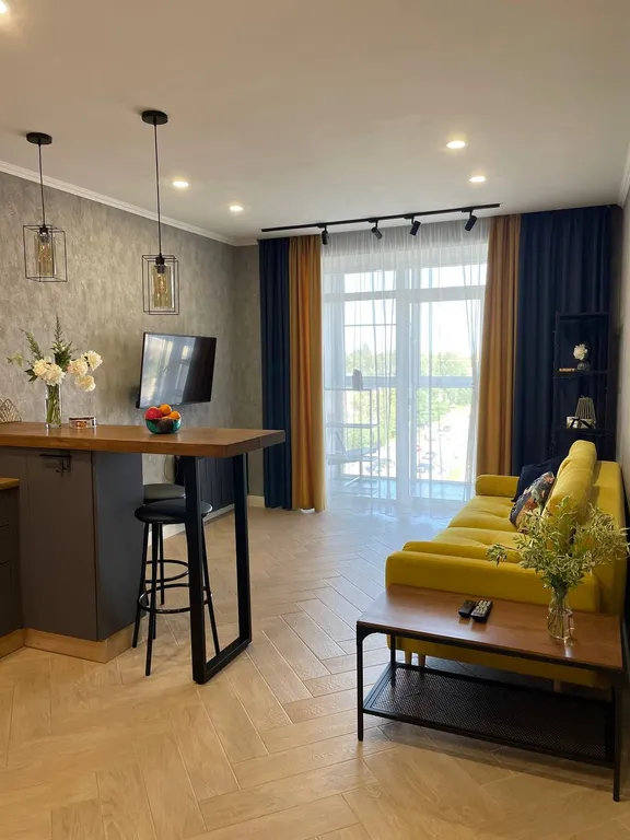 Солнечная стильная евродвушка в новом доме недалеко от центра города