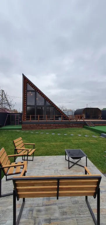 Дом-треугольник в загородном комплексе FoxWay