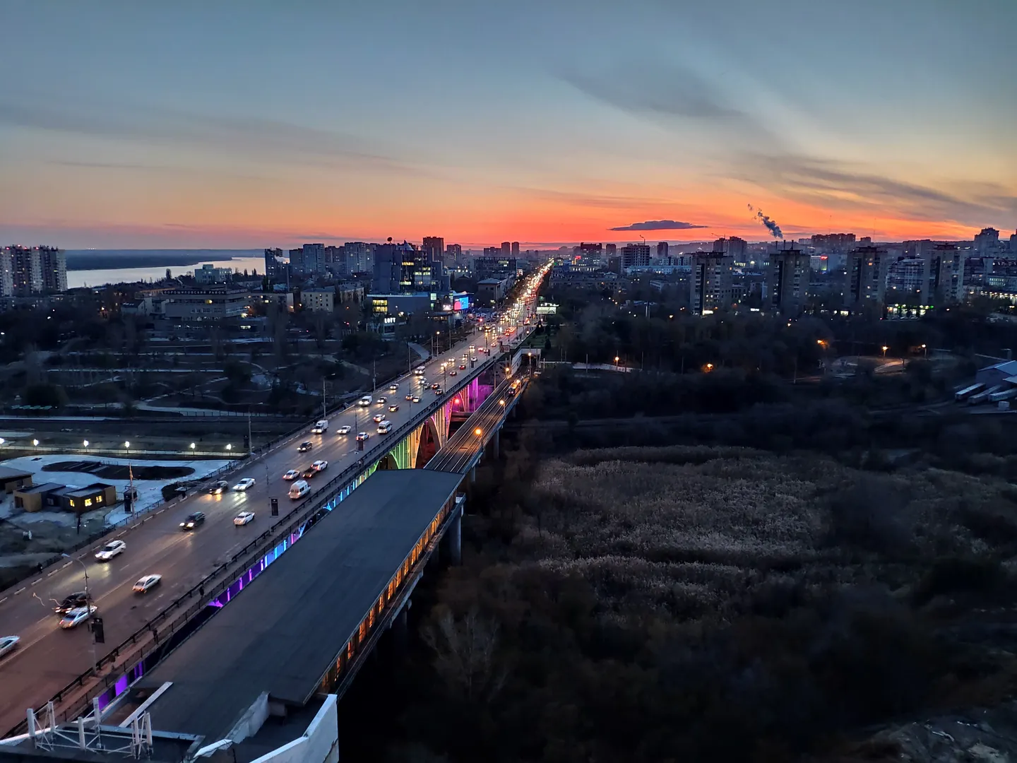 Вид из окна. Закат. Волга. Астраханский мост. Метротрам.