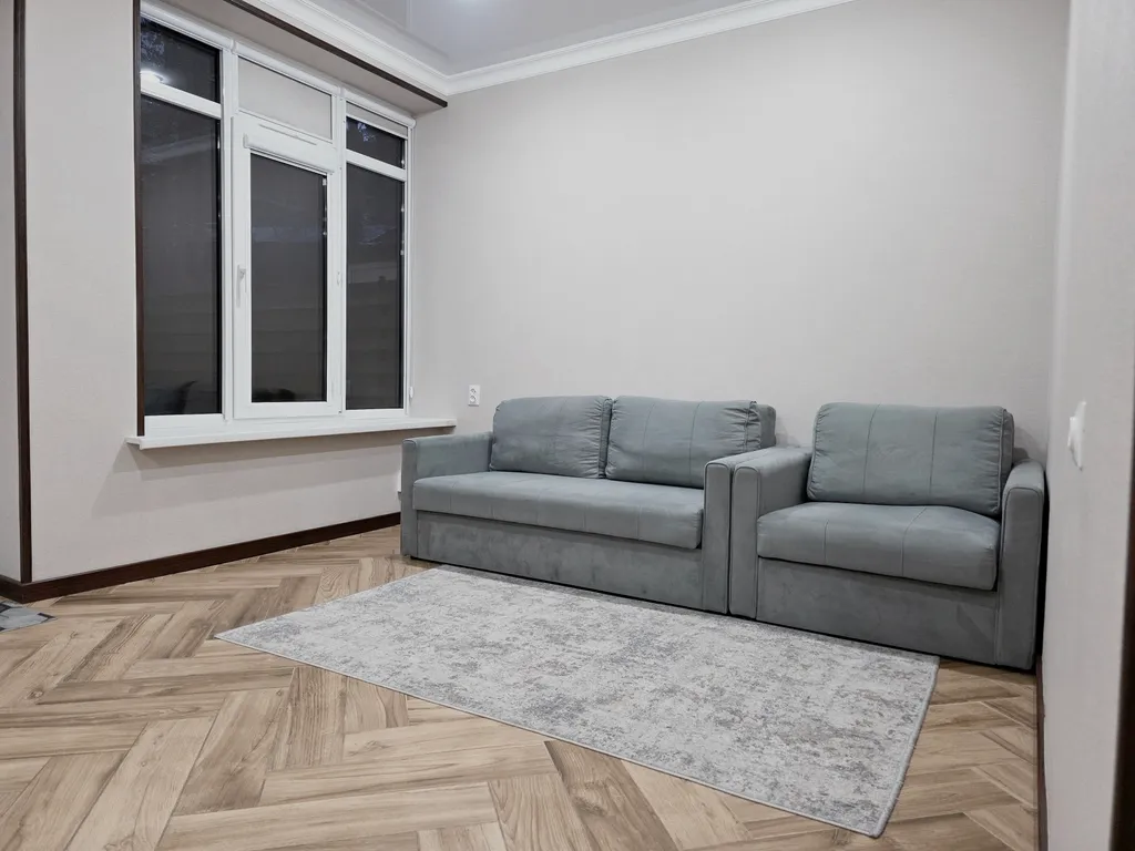 Уютный дом в сосновом лесу, рядом горная речка