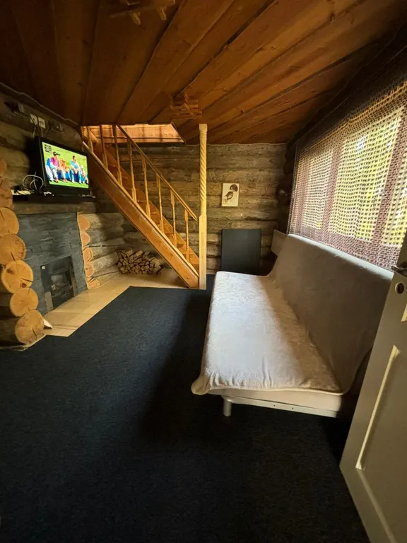 Дом у озера из натурального дерева