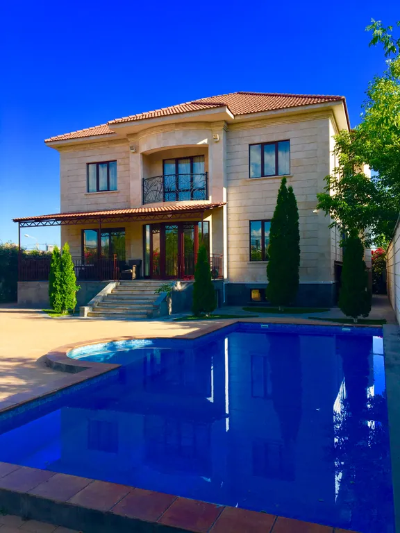 Коттедж Шикарная вилла со всеми удобствами в самом чистом районе города — аренда посуточно в Ереван