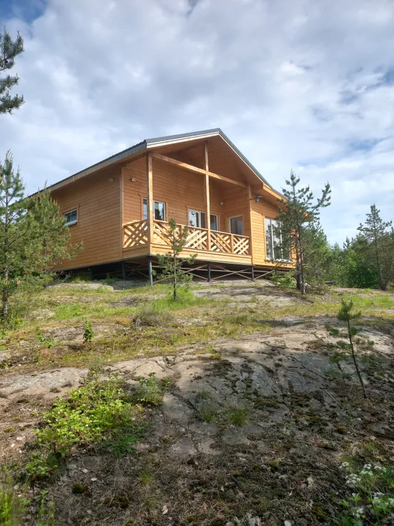 Дом в окружении леса и скал