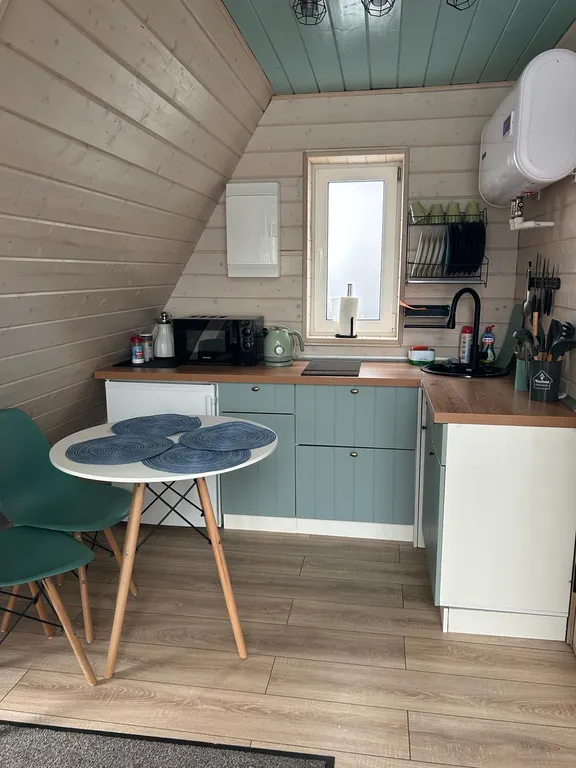 Дом-шалаш на берегу озера