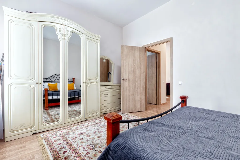 Уютная трехкомнатная квартира с тремя двухспальными кроватями на Экспо