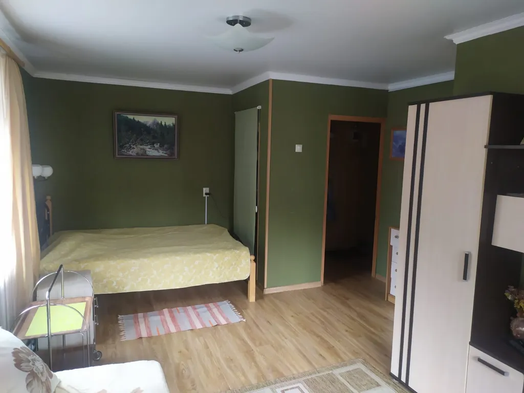 Панорамный вид из окон на горы и ущелья