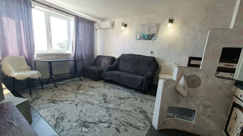 Эллинг на берегу и видом на моря