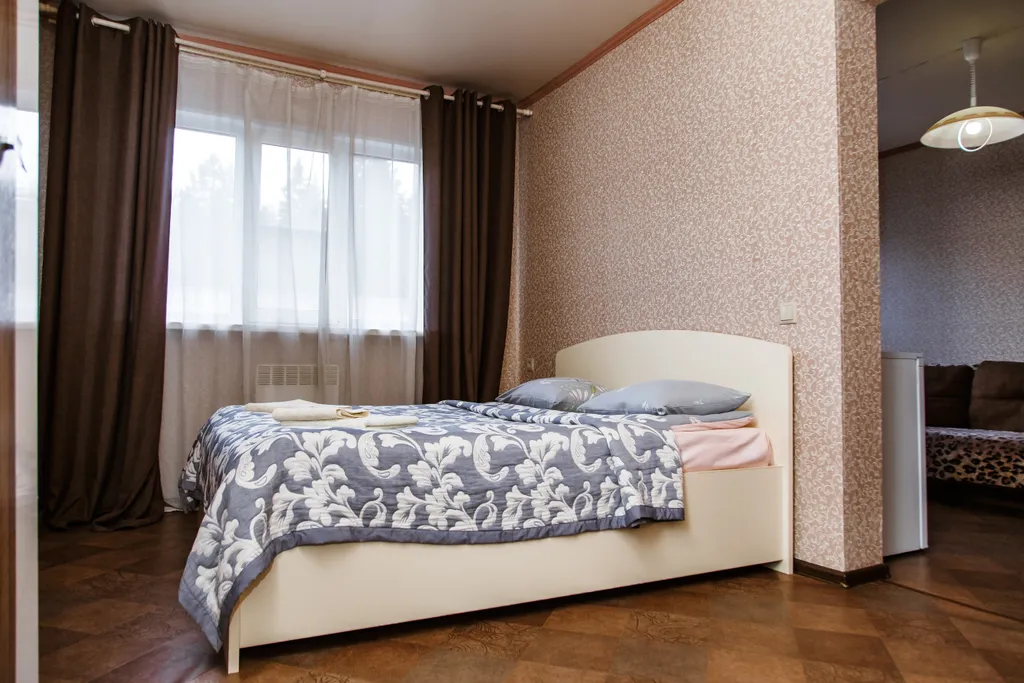 Двухкомнатный люкс с балконом с одной большой кроватью и диваном