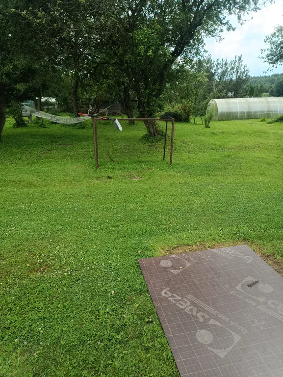 Домик в деревне на берегу реки