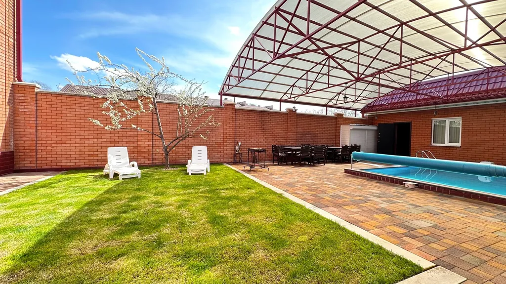 Дом с бассейном и баней возле курзоны