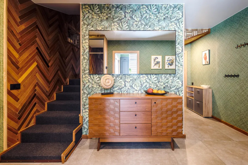 Дом у сквера в центре Поляны