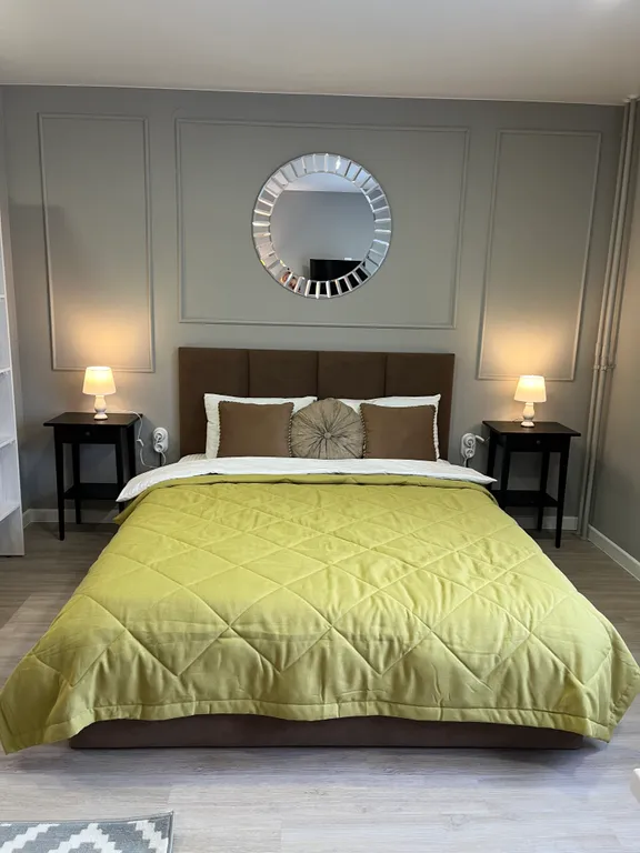 Квартира Квартира Уютная студия Классика с новым дизайнерским ремонтом — Красноярск