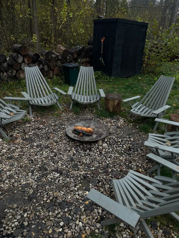 Уютный дом в тишине хвойного леса