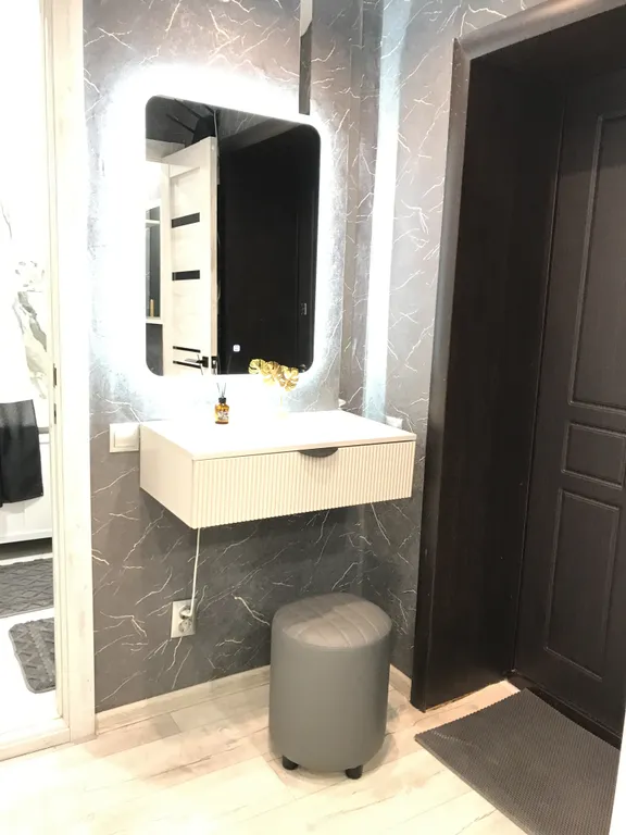 Современная шикарная с новым дизайнерским ремонтом квартира