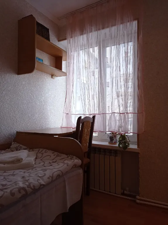 Небольшая, очень светлая и летом с приятной прохладой квартира