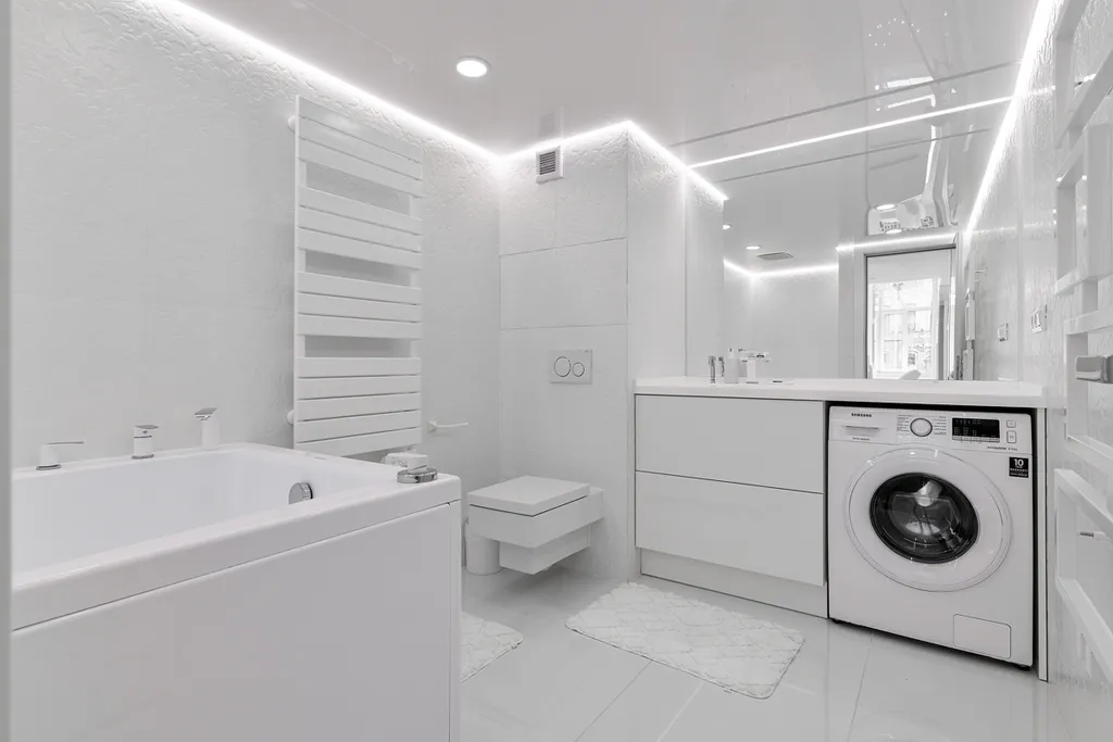 Белые двухъярусные апартаменты с балконом и видом на Невский проспект