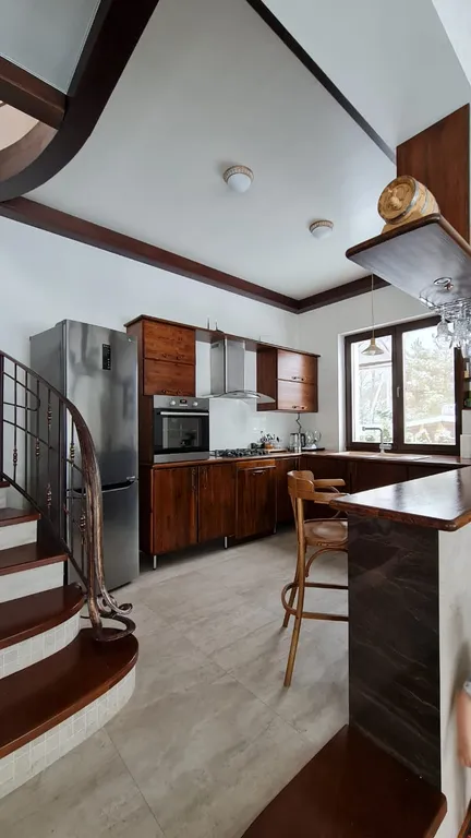 Дом и баня между озером и лесом