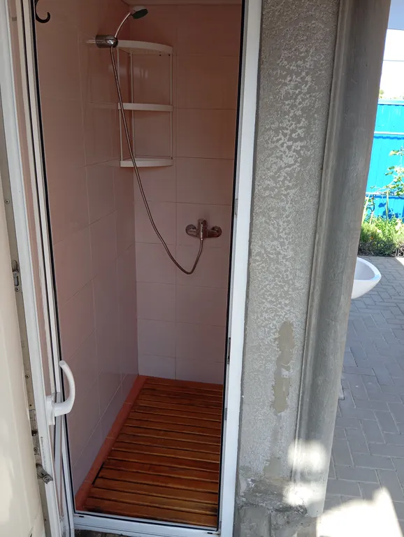 Небольшой трехместный номер с удобствами