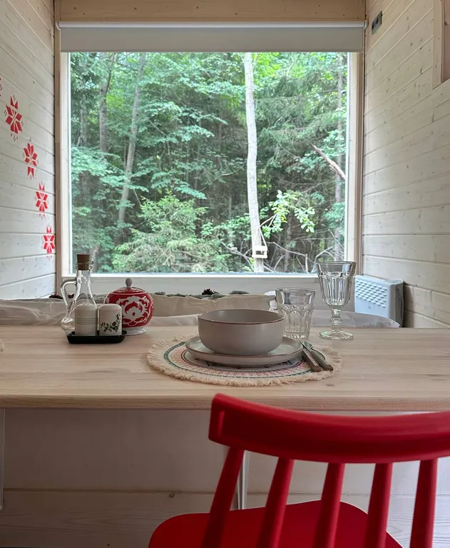 Домик в лесу в глэмпинге Сметана