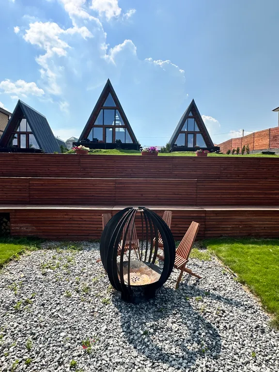 Треугольный дом A-фрейм с панорамными окнами Космос