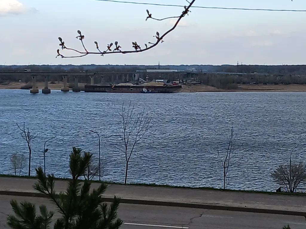 Жизнь с видом реку: огромная лоджия с панорамным остеклением в пол!