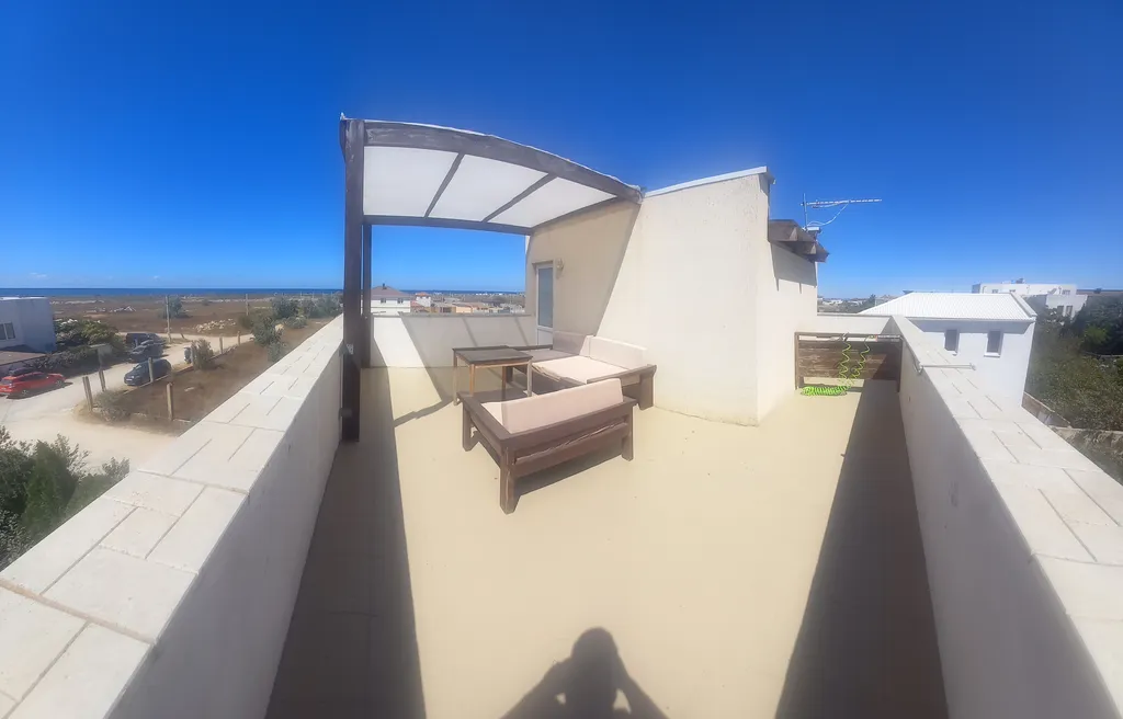 Двухуровневый номер с видом на море