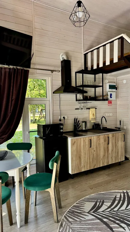 Шале с террасой на берегу реки