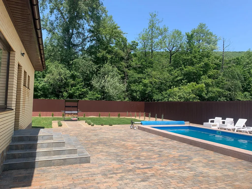 Коттедж Дом с большим бассейном в окружении леса, гор и реки — Горячий Ключ