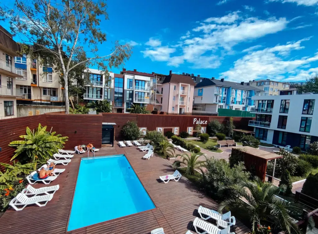 Студия с балконом и подогреваемым бассейном на территории ЖК в центре