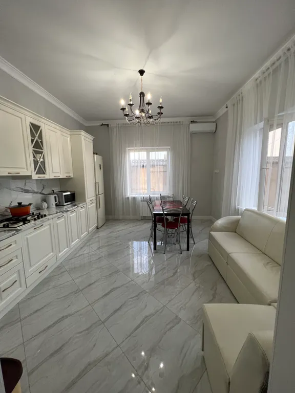 У берега моря новая уютная дача