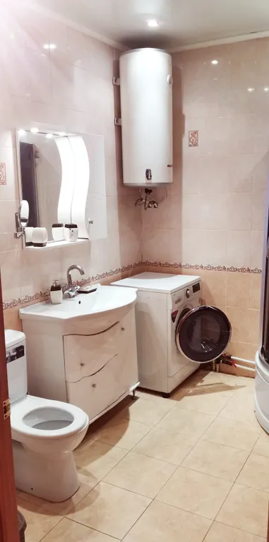 Уютный загородный дом с красивой благоустроенной территорией.