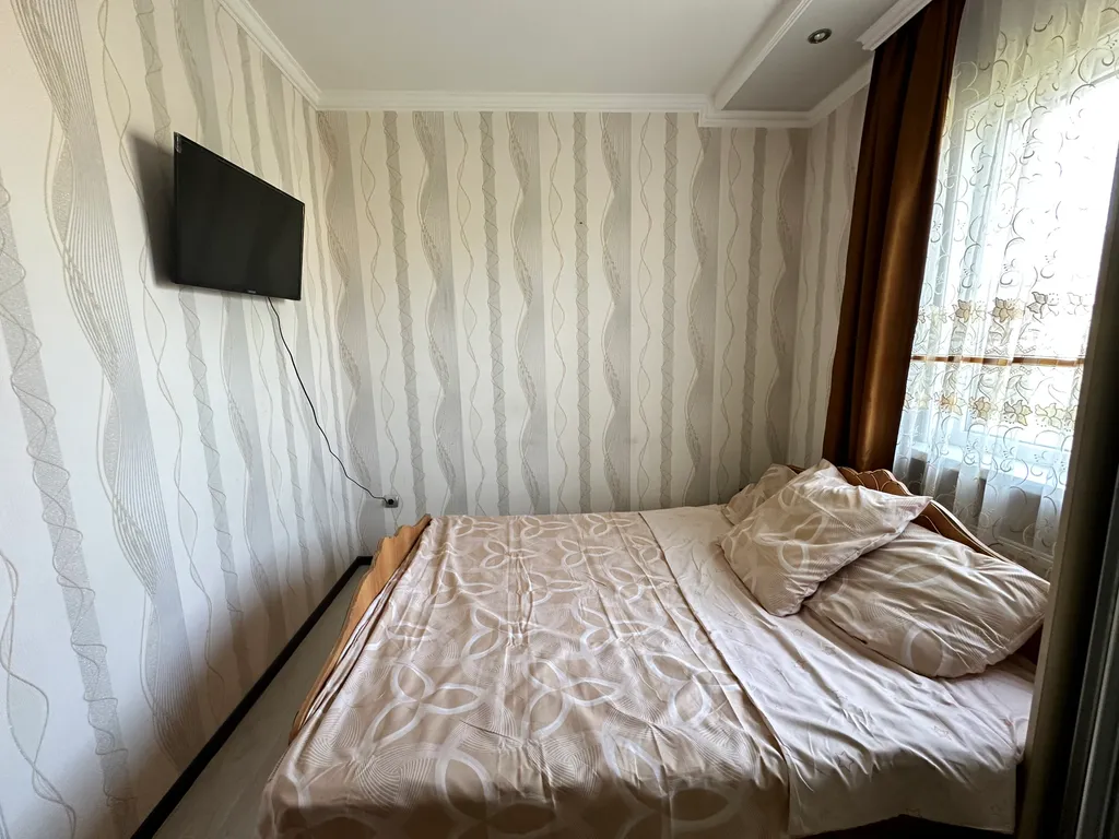 Дом под ключ с бассейном и стоянкой во дворе для 3 автомобилей у гипермаркета