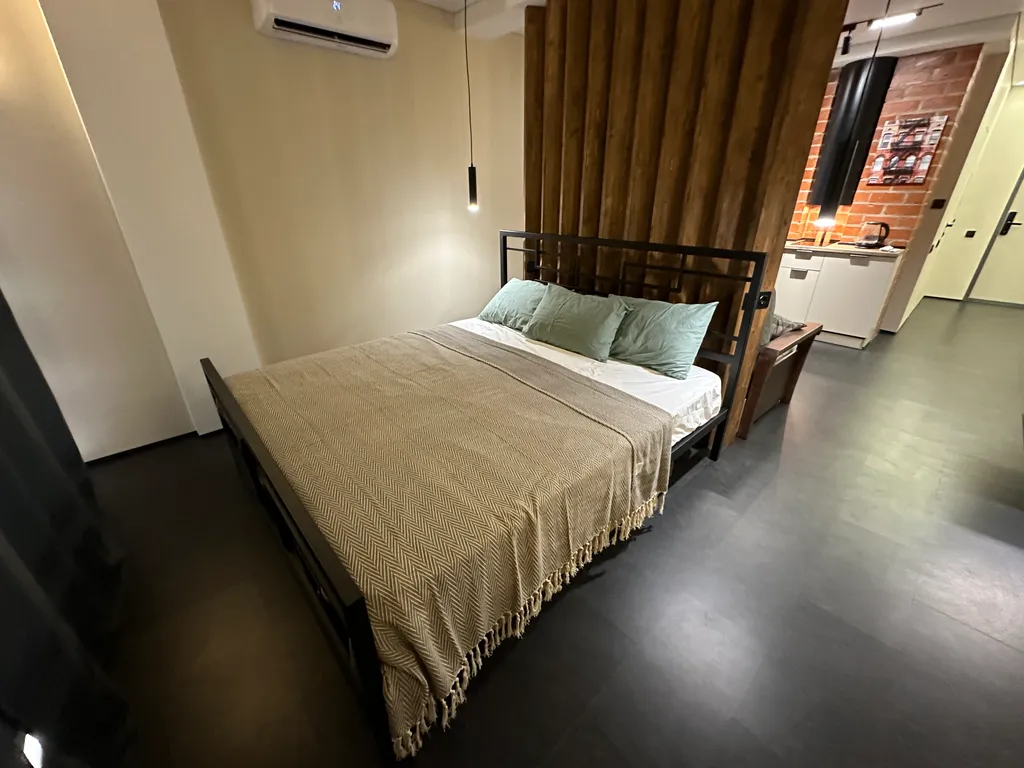 Студия в центре с видом на колесо обозрения