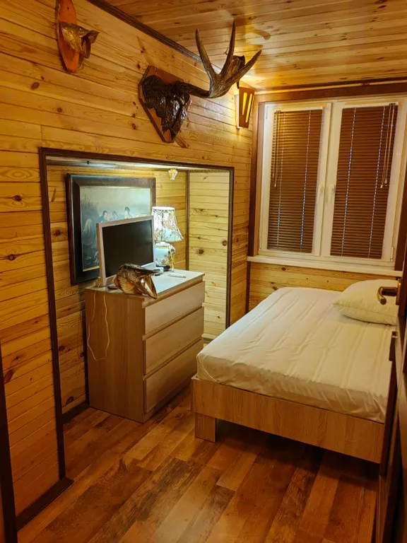 Дом в тихом и живописном месте на берегу озера