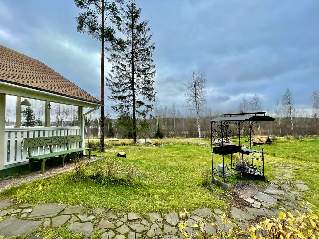 Коттедж с сауной и камином на берегу озера в сосновом лесу