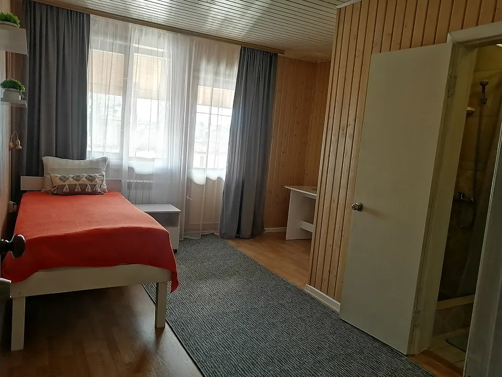 Дом с видом на монастырь