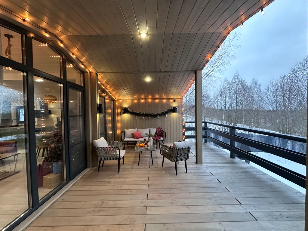 Дом в облаках у леса