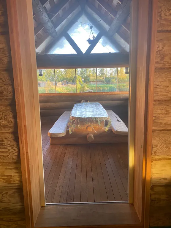 Деревянный дом с соломенной крышей и высокими потолками