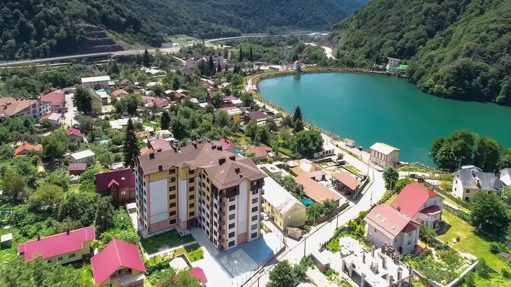 Студия с видом на озеро и горы