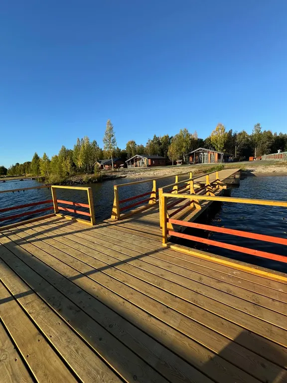 Дом на песчаном берегу озера