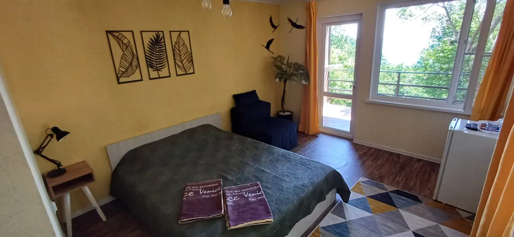 Комната с верандой в доме Остановка Море с видом на море и лес