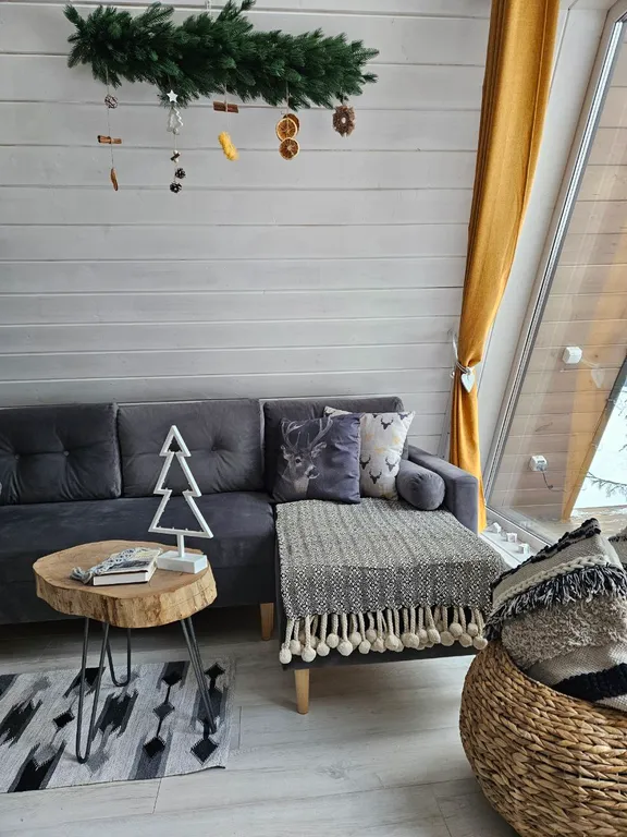 Красивые панорамные домики около леса