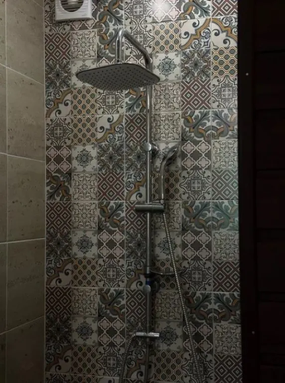 Усадебный дом с видом на реку, берег с мостками и рыбной ловлей