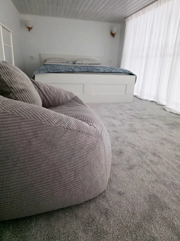 Новые апартаменты с высокими окнами на пешеходной улице